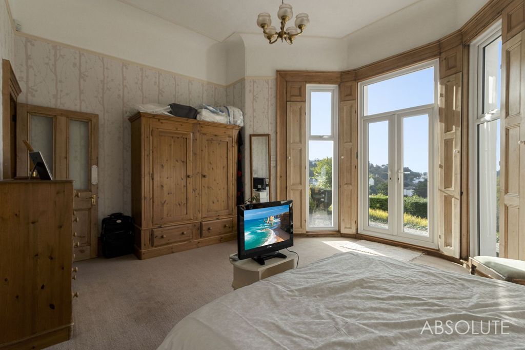 Property photo 3 of 32