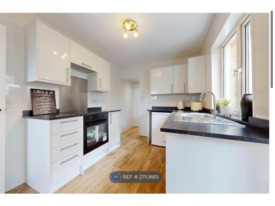 Property photo 2 of 10 Kitchen