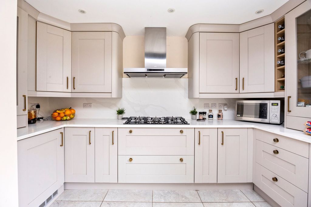 Property photo 3 of 33