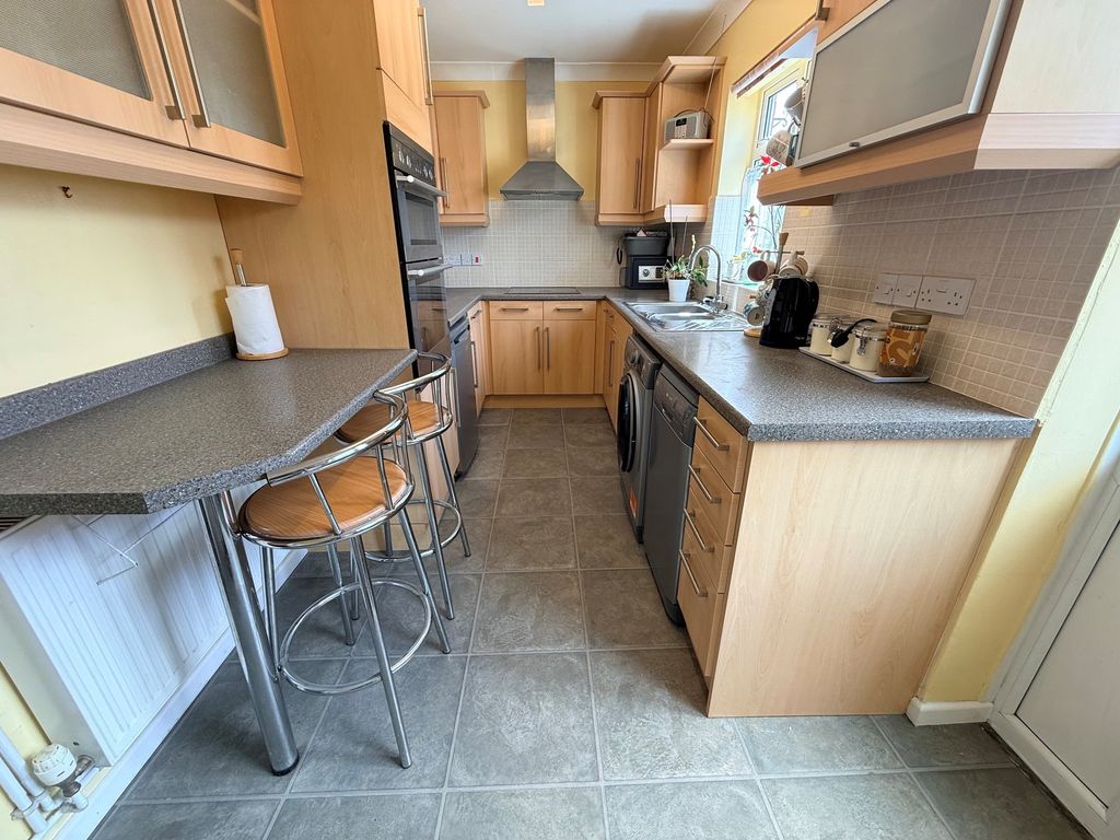 Property photo 3 of 17 Kitchen