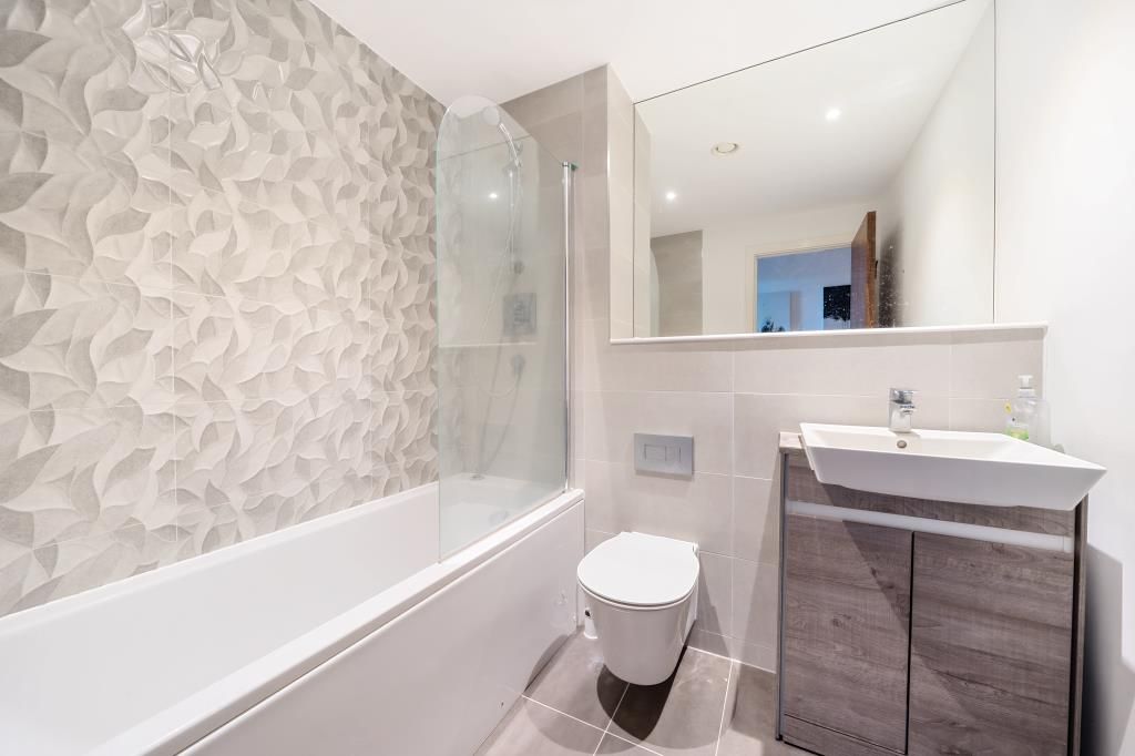 Property photo 3 of 10 Bathroom