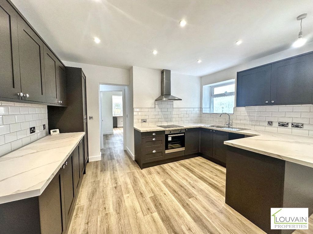 Property photo 3 of 28