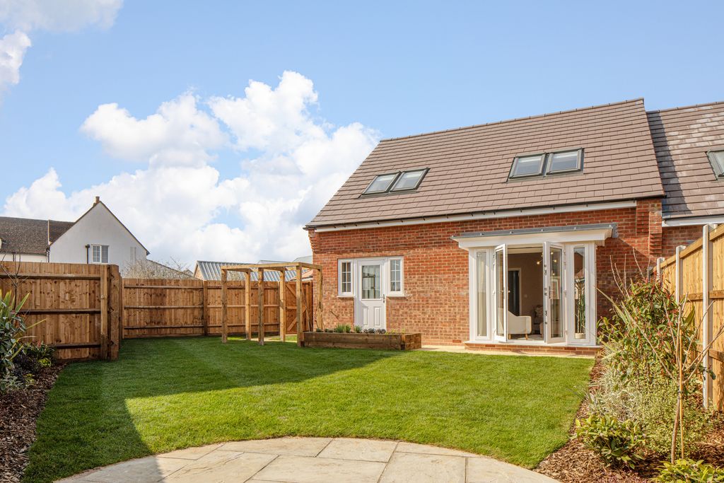 Property photo 2 of 8 Garden Bracebridge St Rumbolds