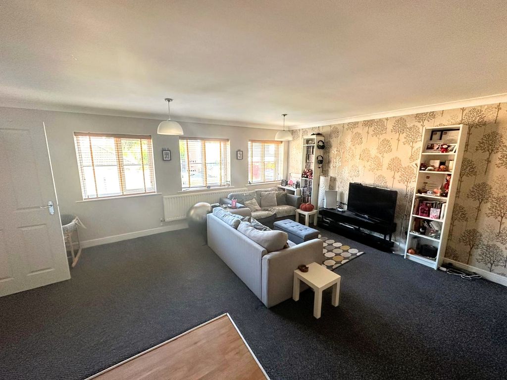 Property photo 2 of 6 Bedroom