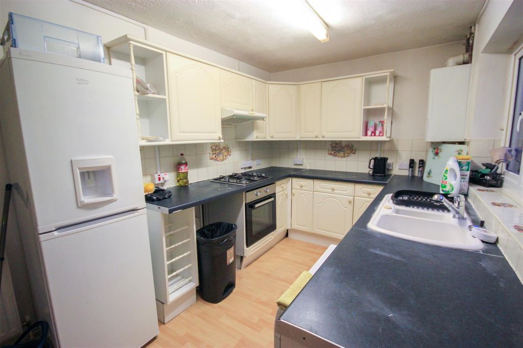 Property photo 3 of 11 Kitchen..Jpg