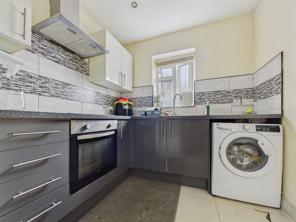 Property photo 2 of 7 Kitchen