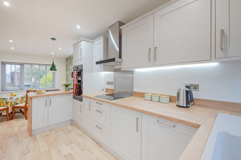 Property photo 3 of 30 Kitchen Diner