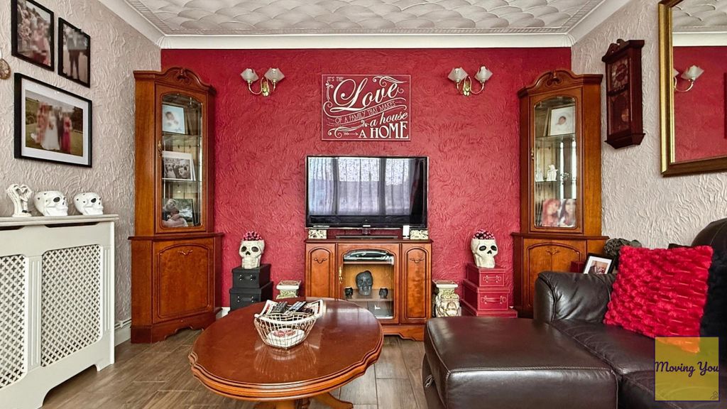Property photo 3 of 19 Lounge