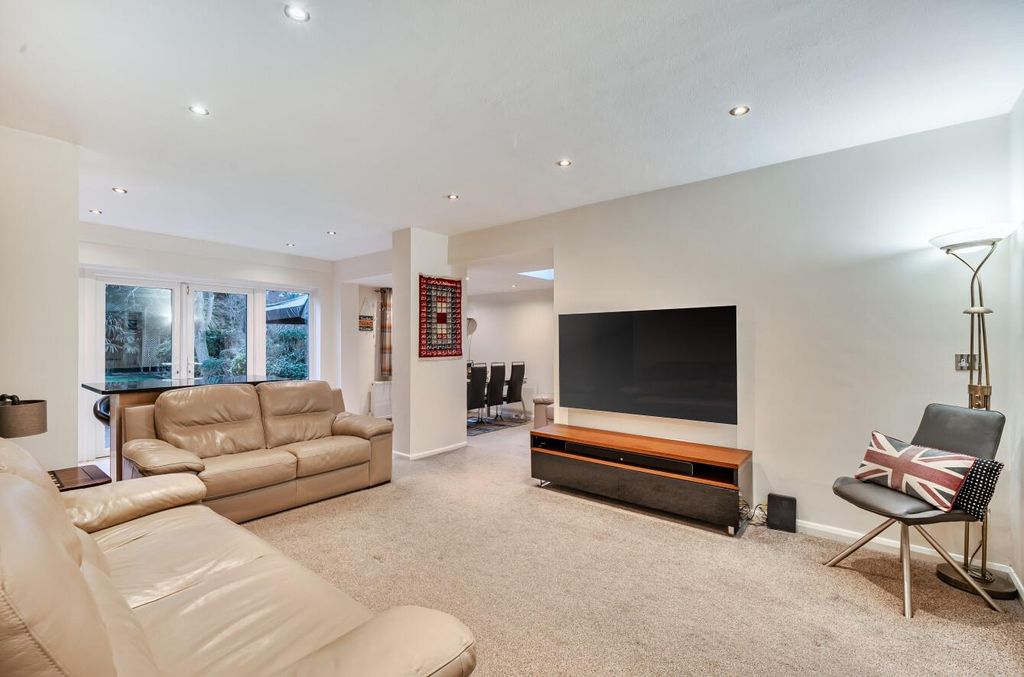 Property photo 2 of 28 1389153-19-6941750A52490.Jpg