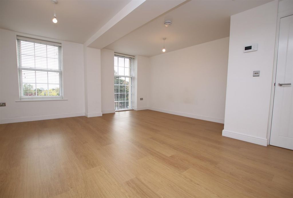 Property photo 3 of 10 Living 6.Jpg