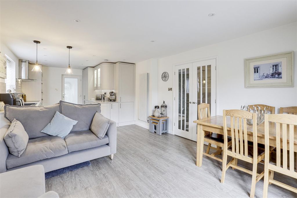 Property photo 3 of 28 19.Jpg