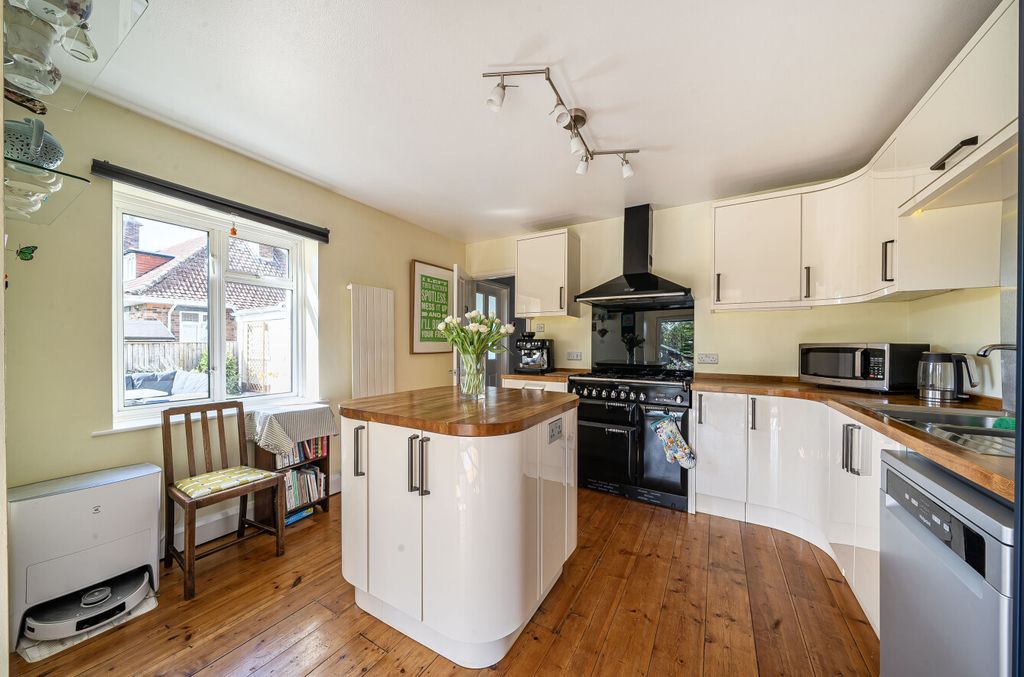 Property photo 2 of 28 Kitchen
