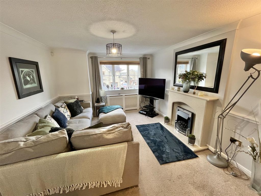 Property photo 2 of 16 Lounge