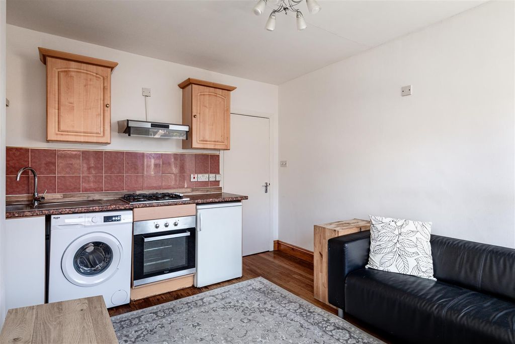 Property photo 3 of 9 Minford Gardens-5.Jpg
