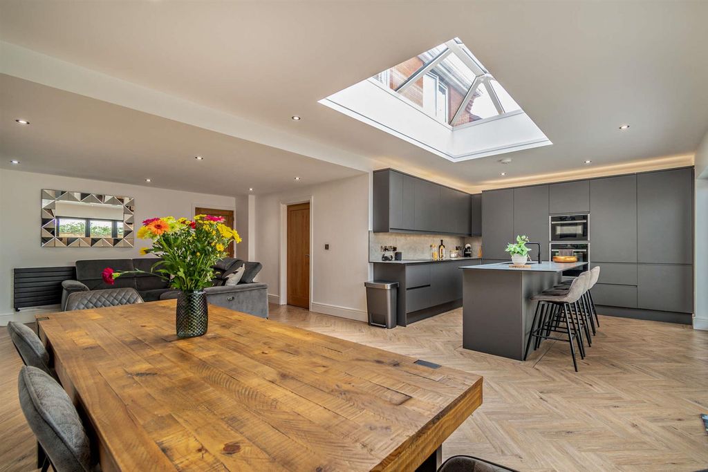 Property photo 2 of 38 8614777-Interior35-800.Jpg