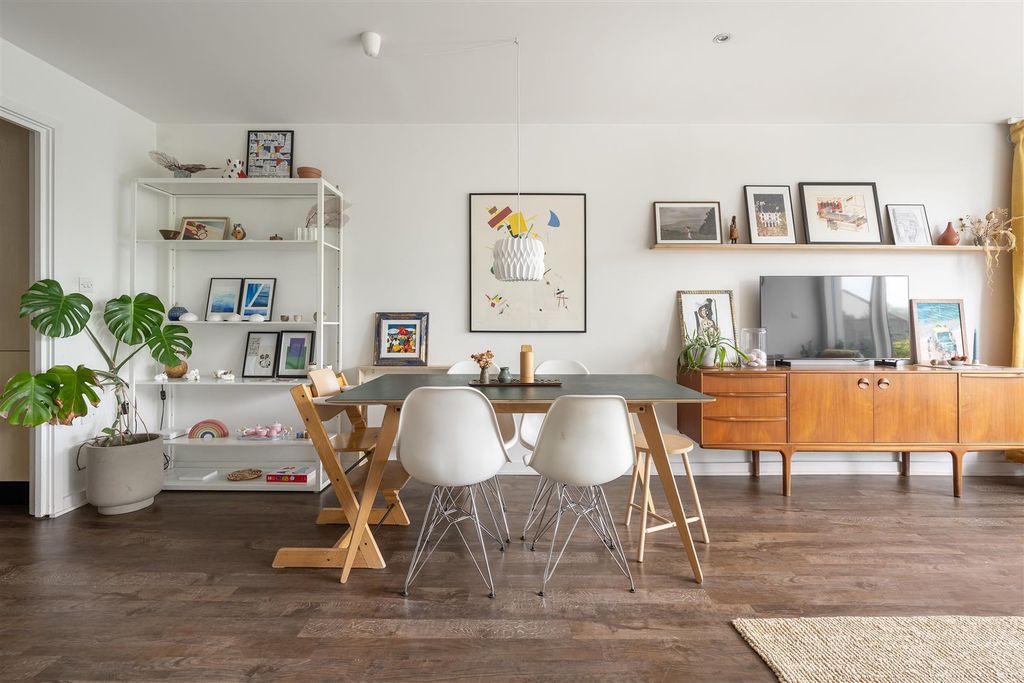 Property photo 2 of 12 Palmers Road, E2
