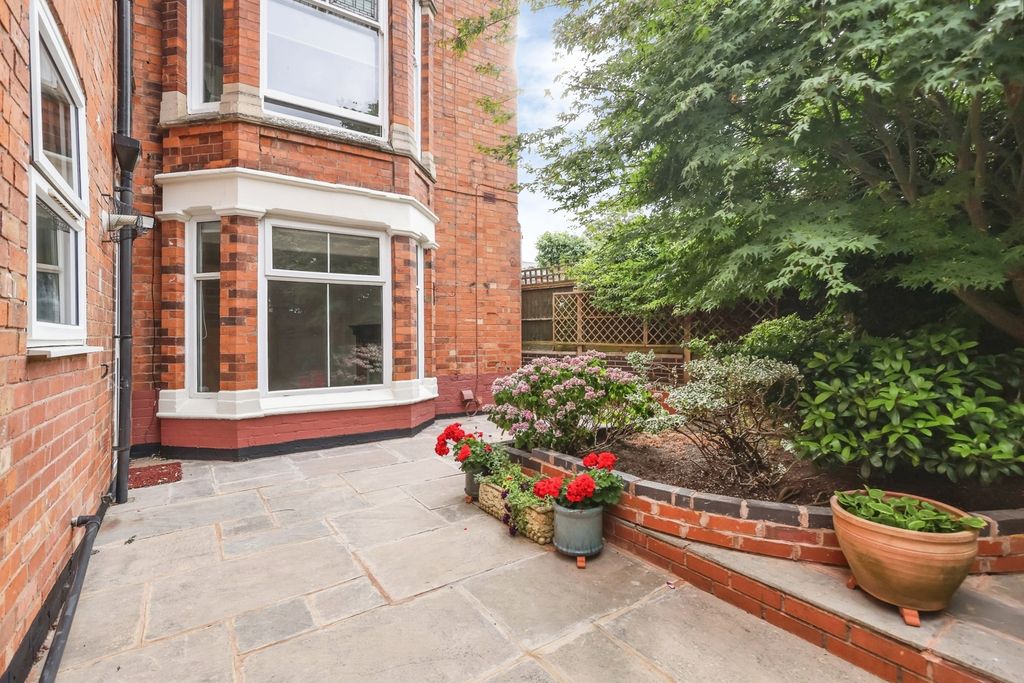 Property photo 1 of 16 Front Garden