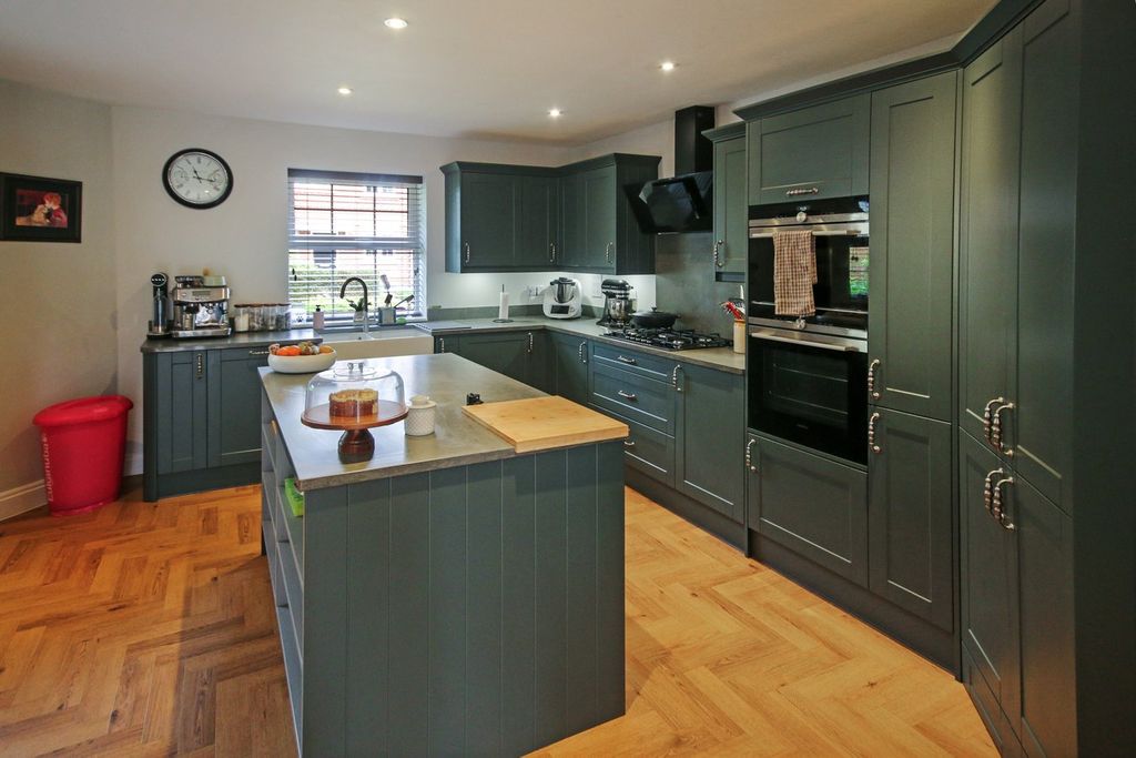 Property photo 2 of 28