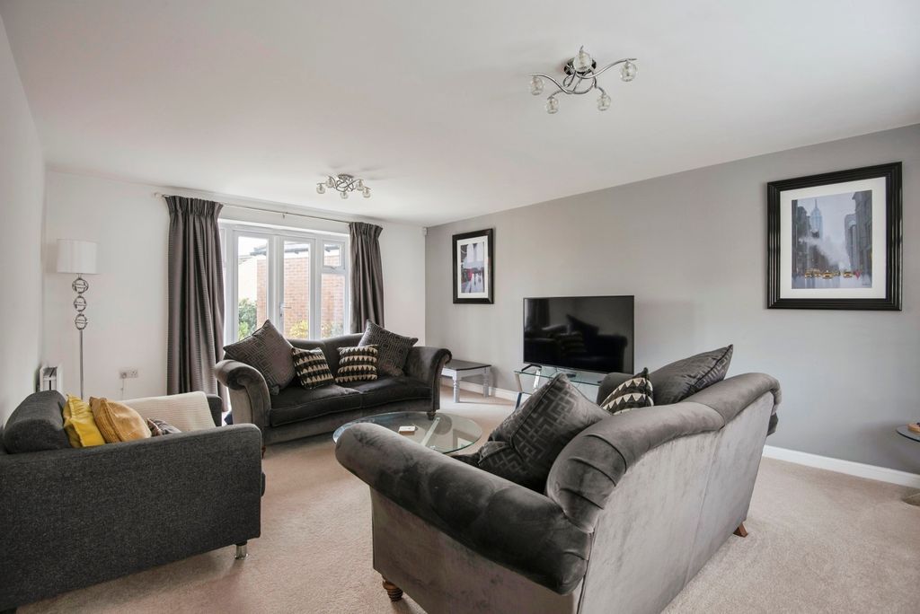 Property photo 3 of 23 Lounge