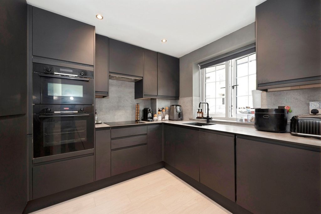 Property photo 3 of 18 Kitchen