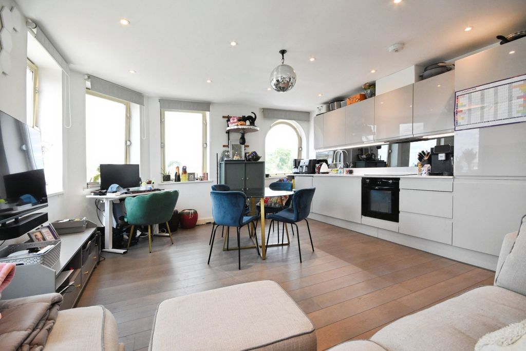 Property photo 3 of 13 Pbox-Img.Jpg