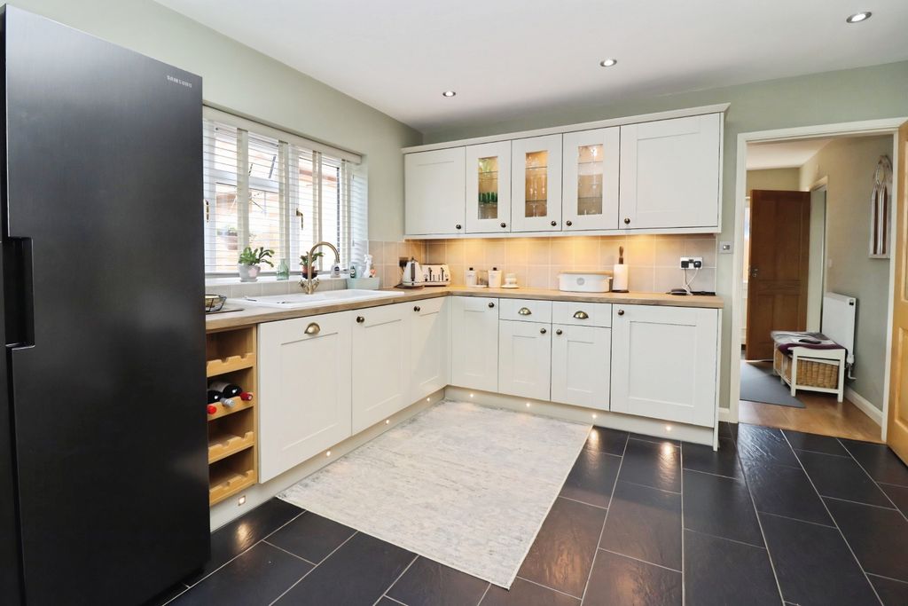 Property photo 2 of 46 F57Dd136-Img_1448