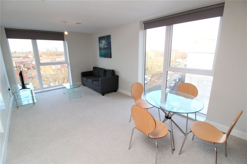 Property photo 2 of 11 Lounge