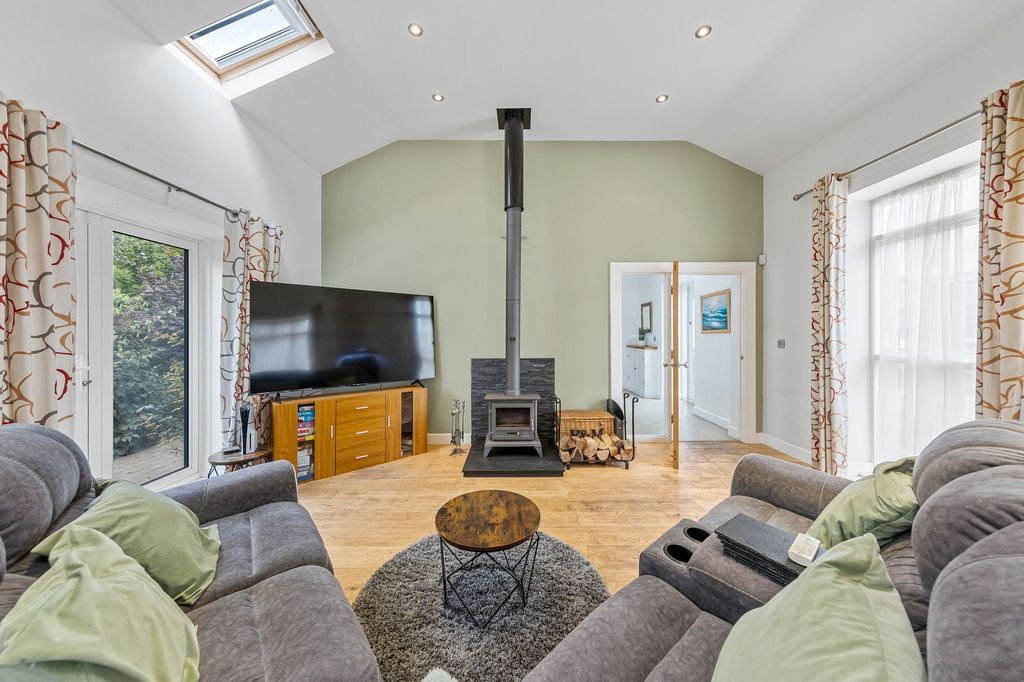 Property photo 2 of 33