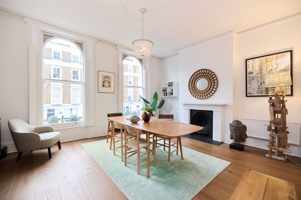 Property photo 3 of 14 Living Room