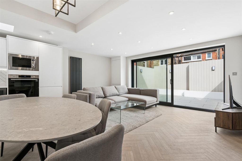 Property photo 1 of 9 Flat 1, 20 Hoyle Road, London, Sw17 0Rs Reception