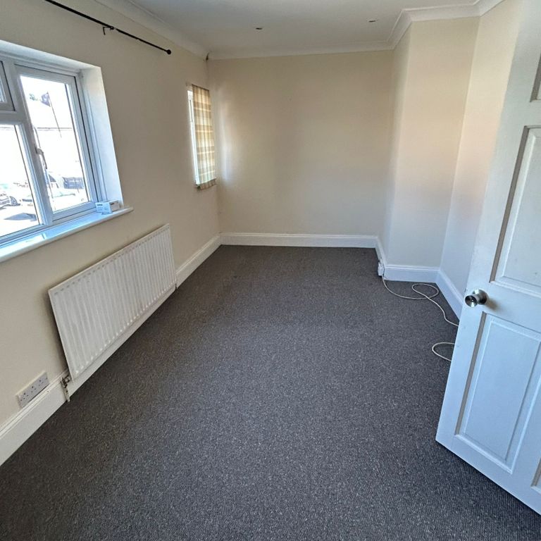 Property photo 1 of 9 Detached House To Rent Mead Avenue, Langley Slough Sl3