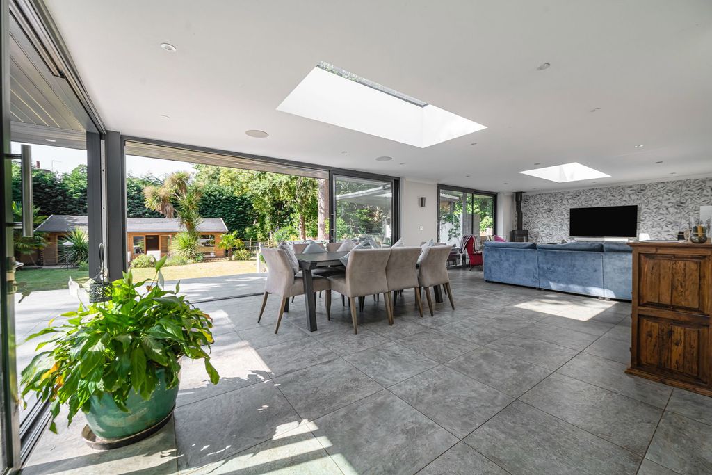 Property photo 2 of 24