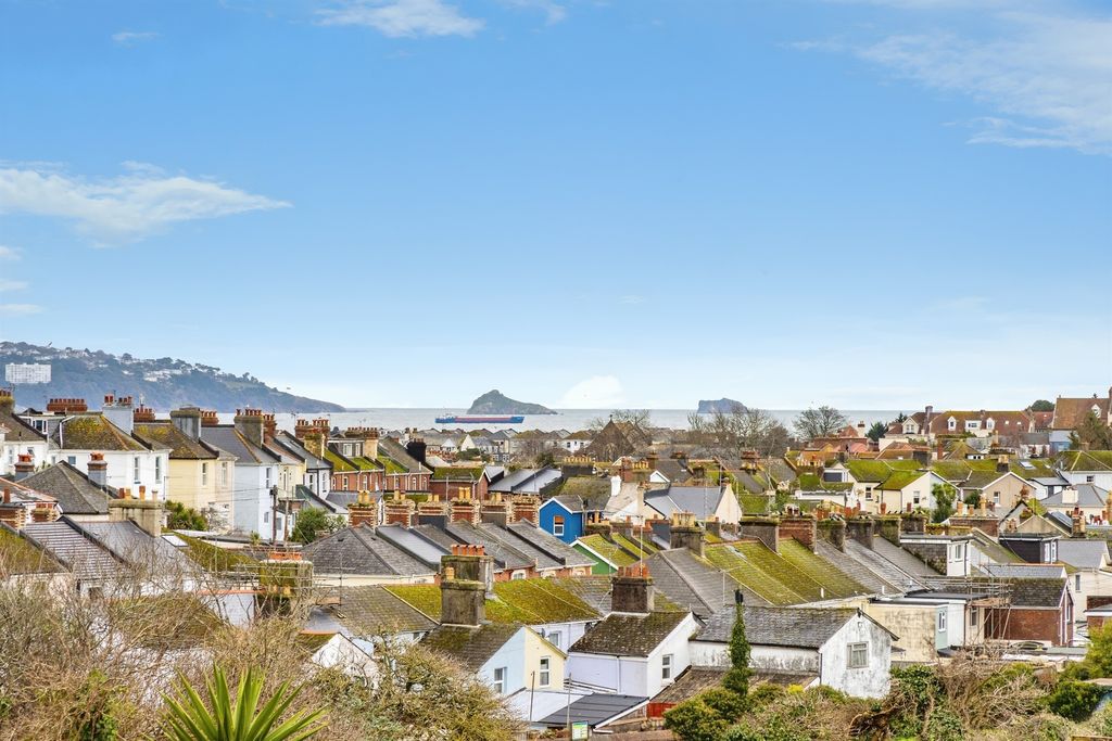 Property photo 2 of 27