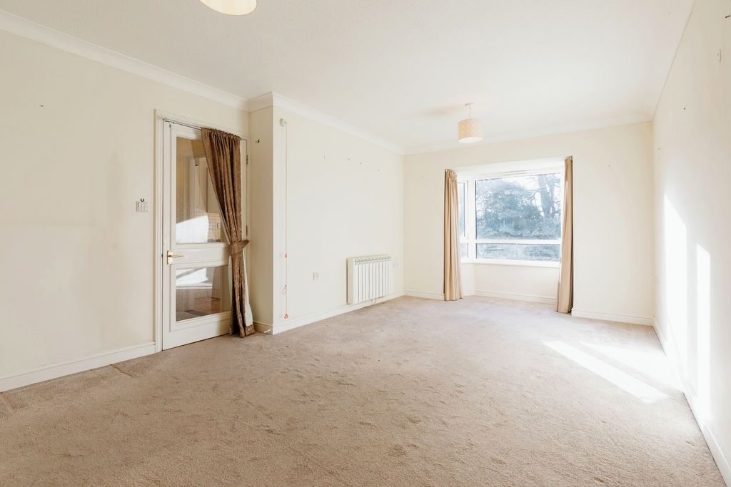 Property photo 3 of 12 Lounge