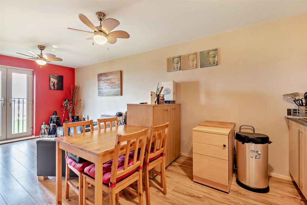 Property photo 3 of 10 8668511-Interior04-800.Jpg