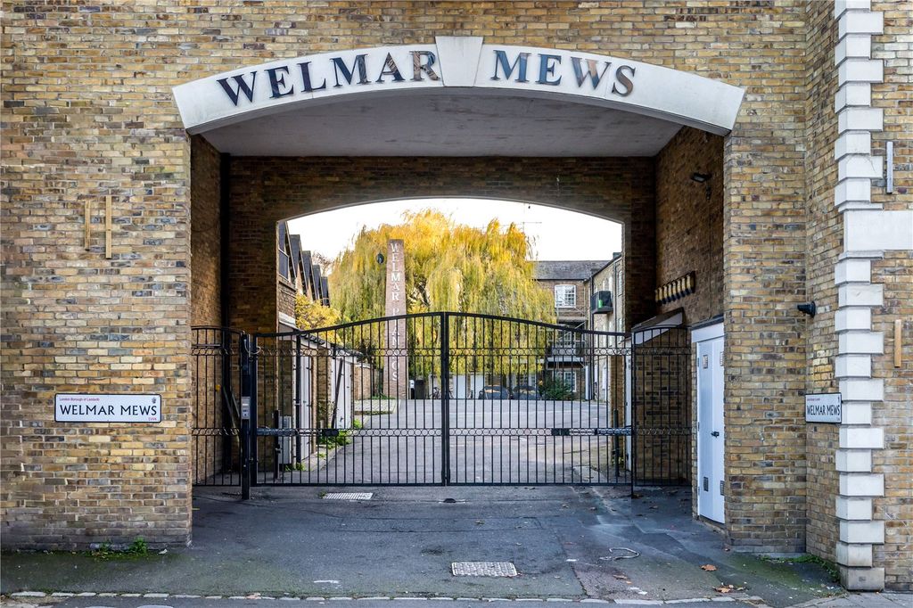 Property photo 3 of 39 House. Partnership