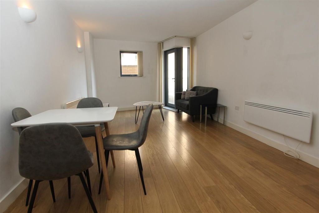 Property photo 1 of 8 Bright, Open Living Space With Modern Furniture...