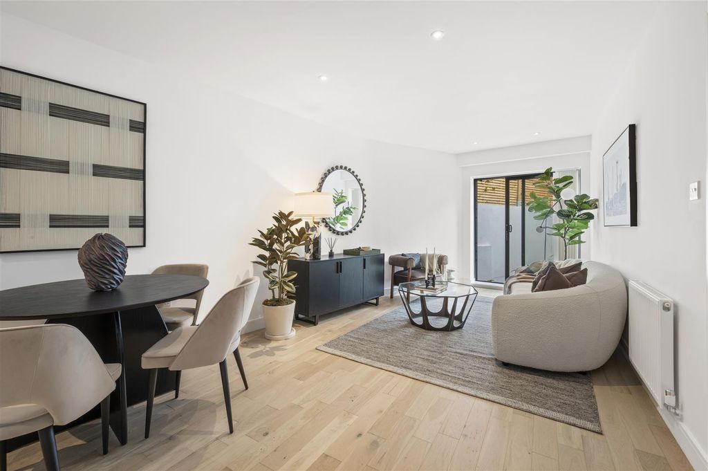Property photo 2 of 23 Flat 2, Lillium Mews,6.Jpg