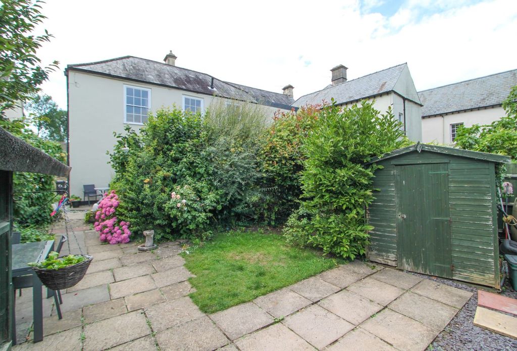 Property photo 2 of 25
