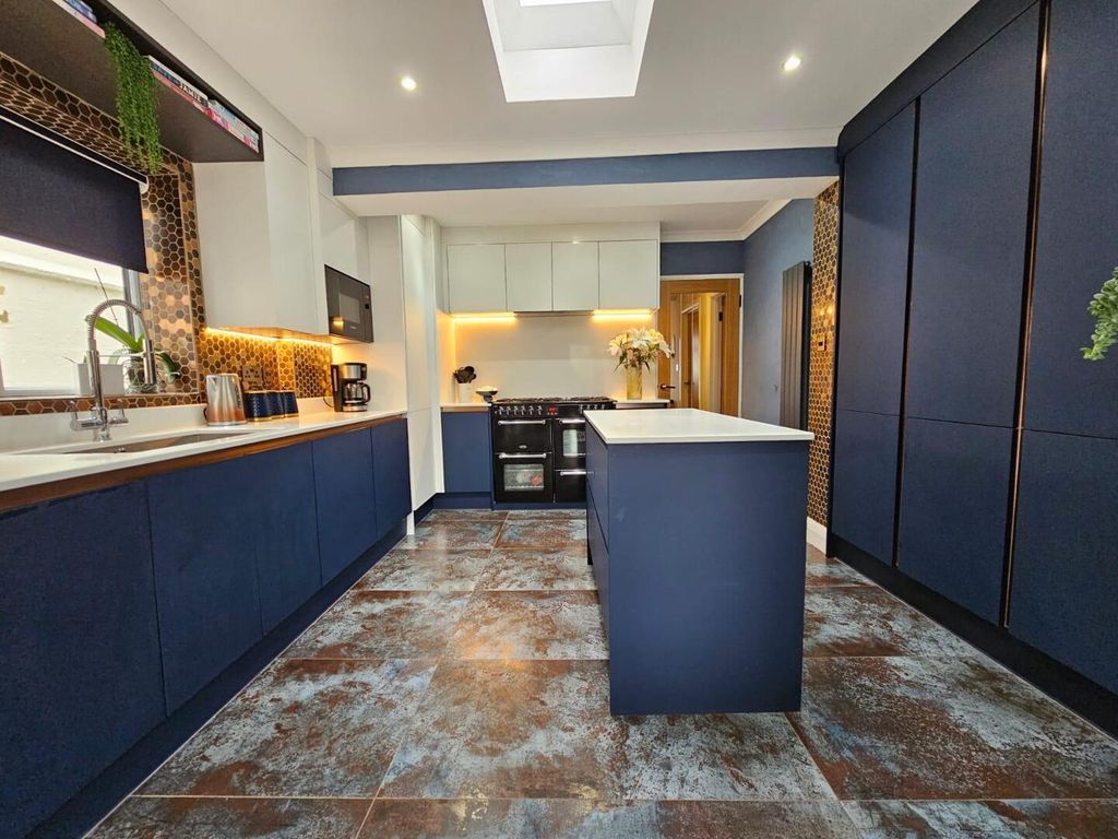 Property photo 2 of 12 Kitchen