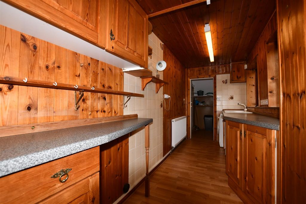 Property photo 3 of 12 Fitted Kitchen