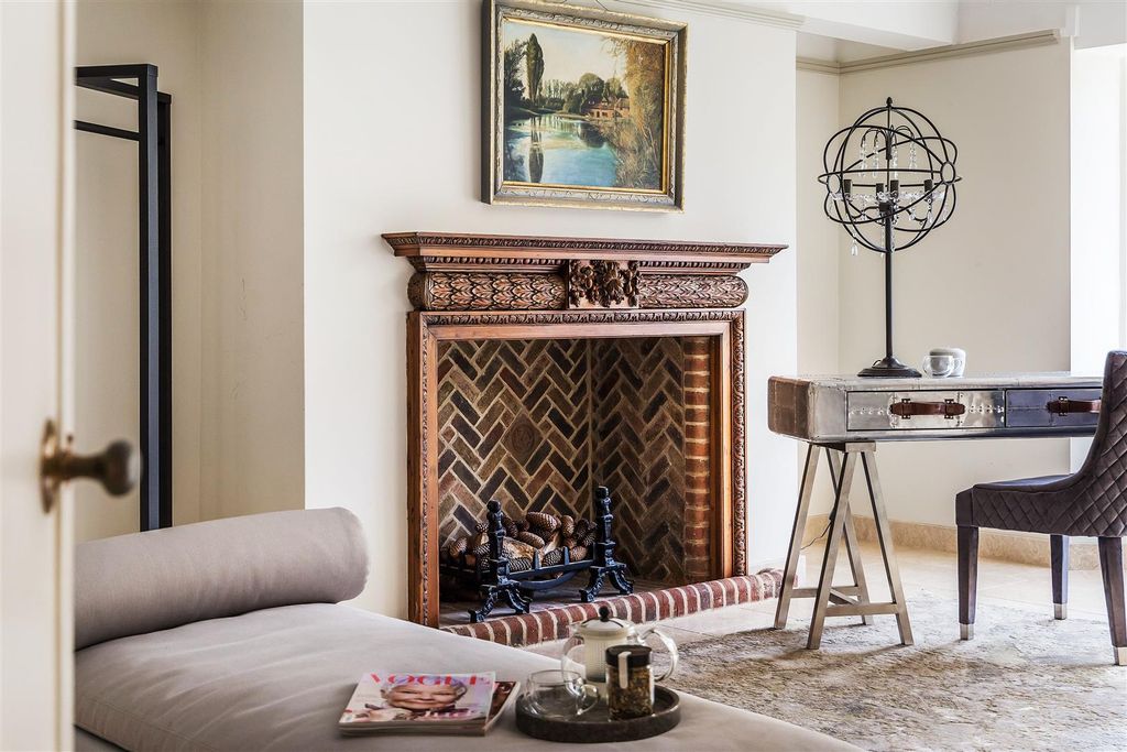 Property photo 2 of 38 House. Partnership