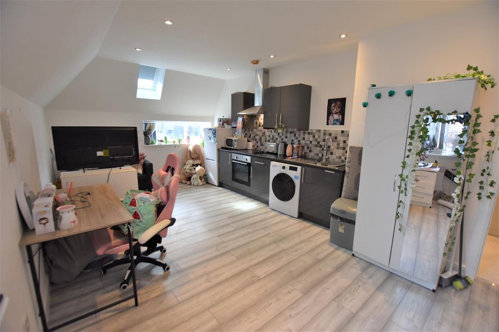 Property photo 1 of 7 Bedroom/Lounge