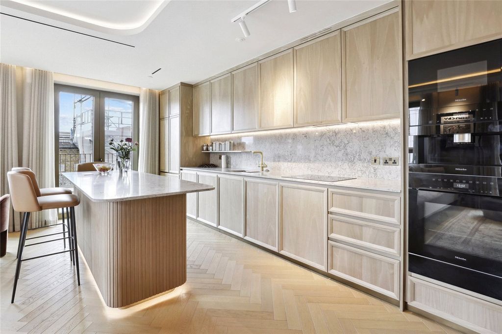 Property photo 2 of 18 Kitchen