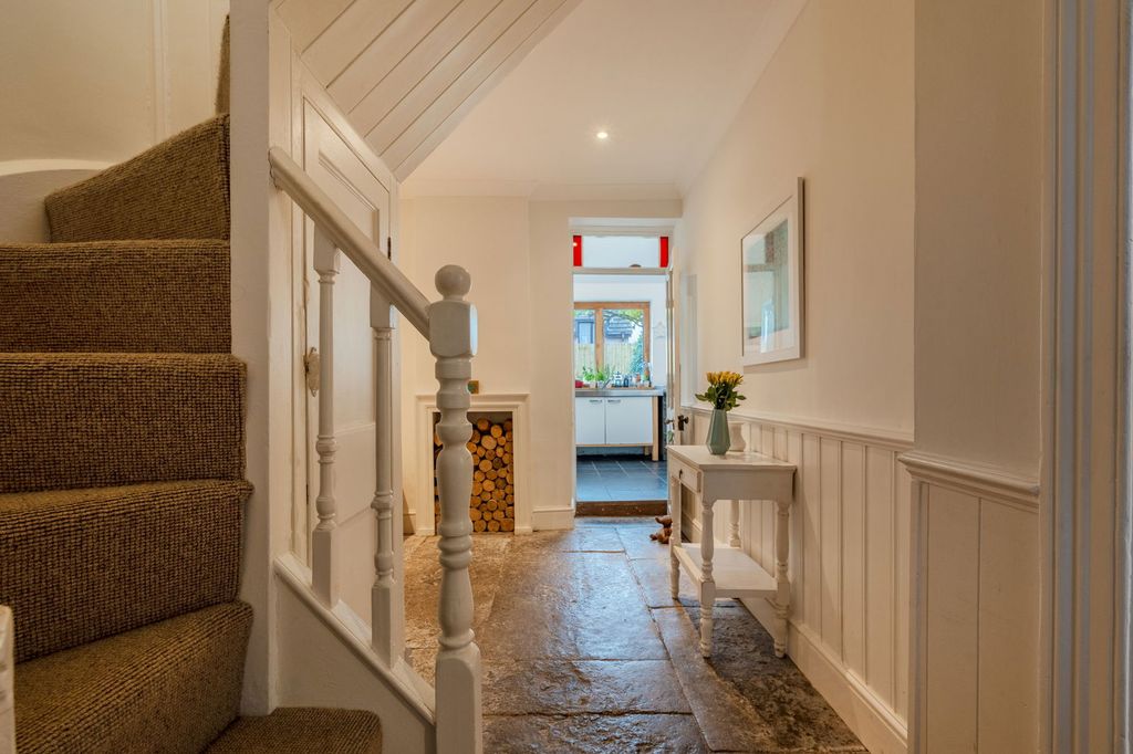 Property photo 2 of 39