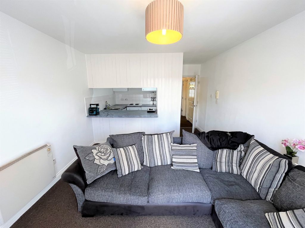 Property photo 3 of 10 Living Room