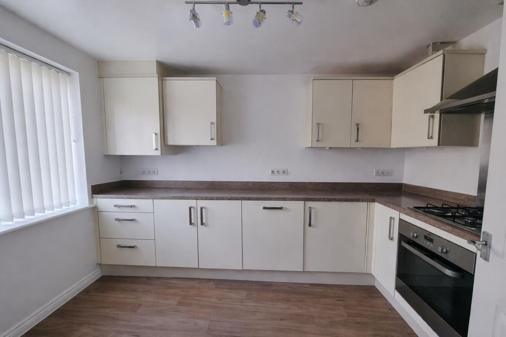 Property photo 3 of 11 Kitchen