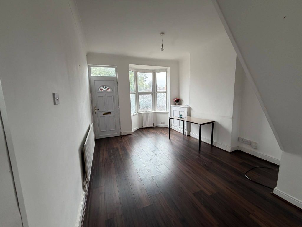 Property photo 2 of 11 Front Lounge