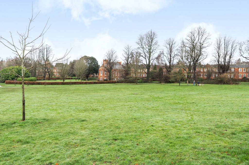 Property photo 2 of 10 Communal Gardens