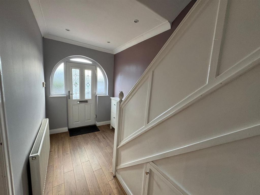 Property photo 2 of 16 Entrance Hall